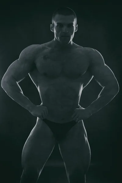 Muskulöser Oberkörper eines sexy jungen männlichen Bodybuilders — Stockfoto