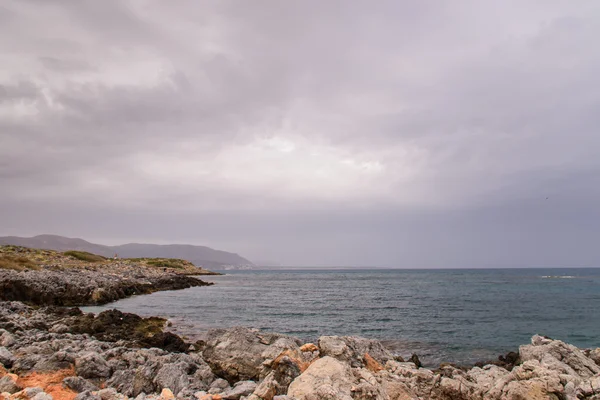 Вид на море в похмуру погоду. Скелі на передньому плані — стокове фото