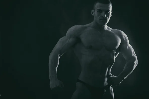 Torso muscular de sexy jovem fisiculturista masculino — Fotografia de Stock