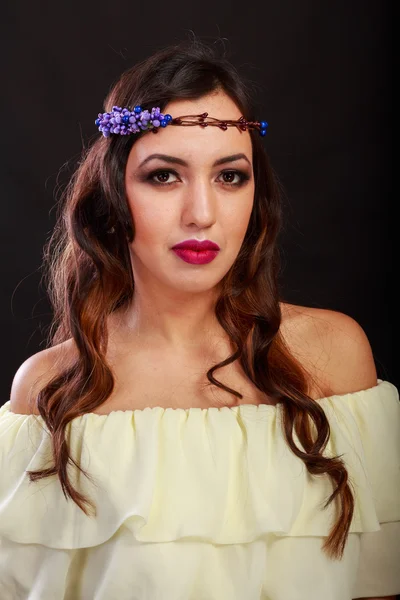 Morena bonita com uma coroa de flores no cabelo, foto em preto e branco — Fotografia de Stock