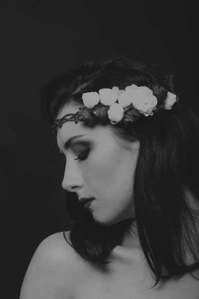 Ładna Brunetka z wieniec w jej włosy, czarno-białe zdjęcie — Zdjęcie stockowe