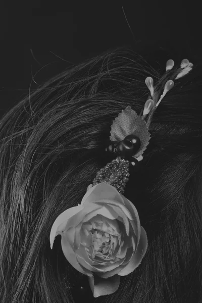 Pretty brunette with a wreath in her hair, black-and-white photo — Stock Photo, Image