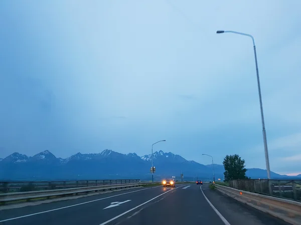 Herrliche Aussicht auf die Berge und die Straße. Spektakulärer Wurf — Stockfoto