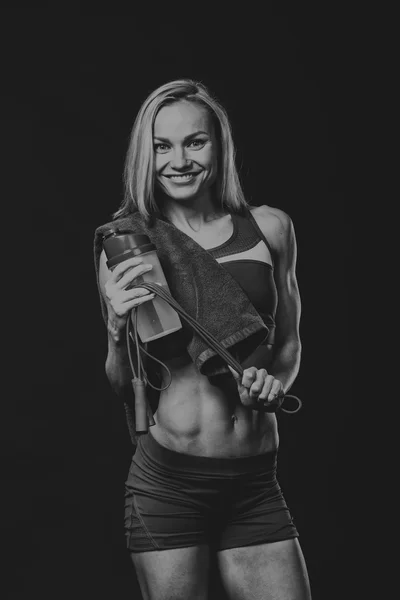 Fitness meisje poseren op zwart — Stockfoto