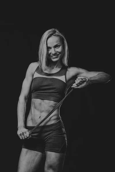 Siyah üzerine poz fitness kız — Stok fotoğraf