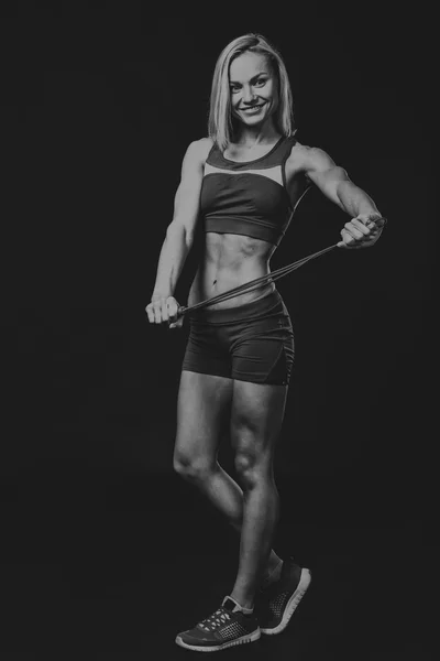 Chica de fitness posando en negro — Foto de Stock
