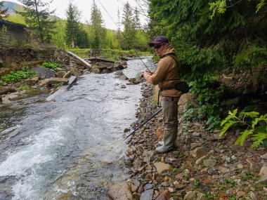 Bir balıkçı alabalık dağ Nehri üzerinde yakaladı.