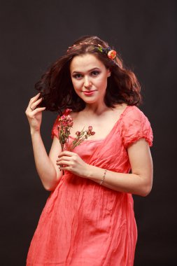 Bir çelenk içinde onun saç, siyah-beyaz fotoğraf ile güzel esmer