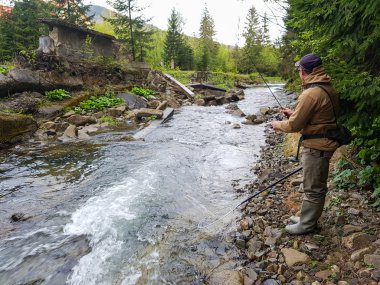 Bir balıkçı alabalık dağ Nehri üzerinde yakaladı.
