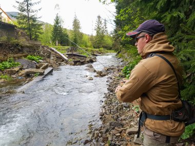 Bir balıkçı alabalık dağ Nehri üzerinde yakaladı.