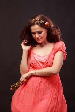 Bir çelenk içinde onun saç, siyah-beyaz fotoğraf ile güzel esmer