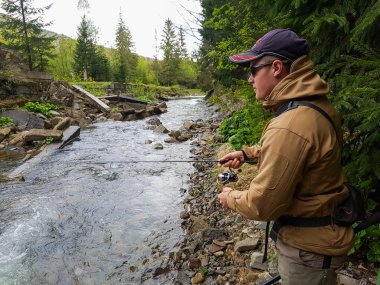 Bir balıkçı alabalık dağ Nehri üzerinde yakaladı.