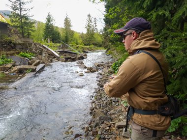 Bir balıkçı alabalık dağ Nehri üzerinde yakaladı.
