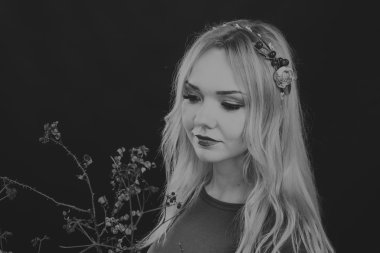 Güzel saç siyah beyaz portre kadınla