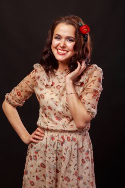 Hafif bir arka plan üzerinde kısa bir etek bir kız. Güzel ve genç birbayan. Güzel profesyonel makyaj.