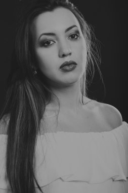 Hafif bir arka plan üzerinde kısa bir etek bir kız. Güzel ve genç birbayan. Güzel profesyonel makyaj.