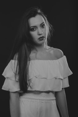 Hafif bir arka plan üzerinde kısa bir etek bir kız. Güzel ve genç birbayan. Güzel profesyonel makyaj.