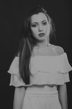 Hafif bir arka plan üzerinde kısa bir etek bir kız. Güzel ve genç birbayan. Güzel profesyonel makyaj.