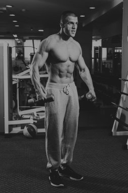 Eğitimli bir adam bir fitness Club