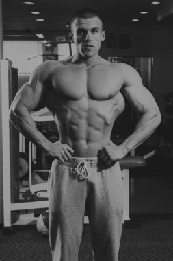 Eğitimli bir adam bir fitness Club