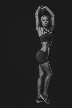 Siyah bir zemin üzerine eğitimli kız