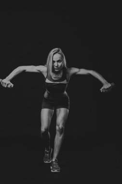 Siyah bir zemin üzerine eğitimli kız