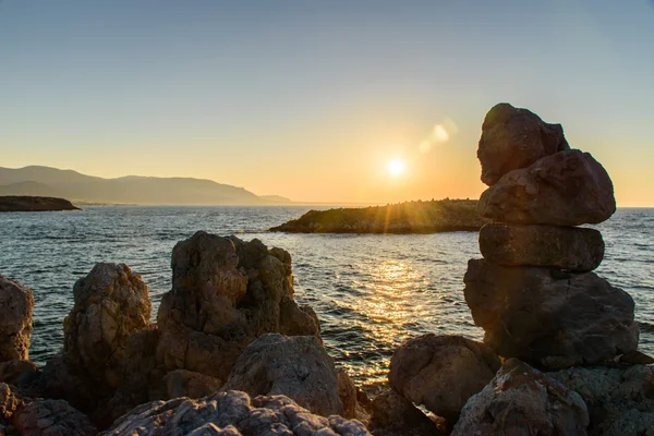 Hermoso atardecer en el mar de la tarde, rocas en primer plano —  Fotos de Stock