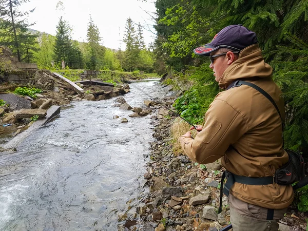 Un pescador pescó trucha en el río de la montaña — Foto de Stock