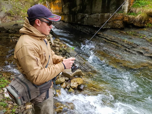 Un pescador pescó trucha en el río de la montaña — Foto de Stock