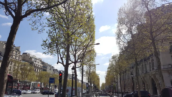 PARIS, FRANCE - 25 AVRIL : Magnifiques rues de Paris France sur — Photo