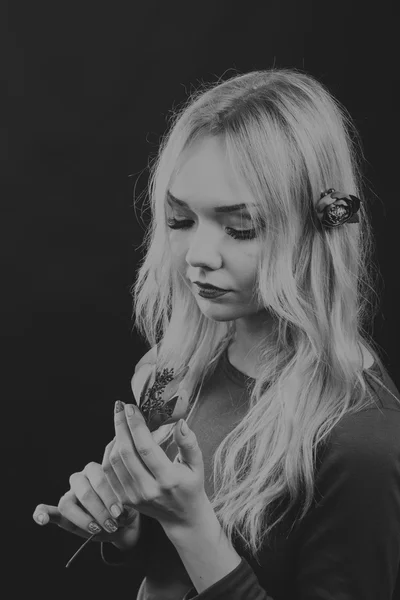 Mujer con hermoso cabello retrato en blanco y negro — Foto de Stock