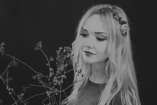 Mulher com belo cabelo preto e branco retrato — Fotografia de Stock