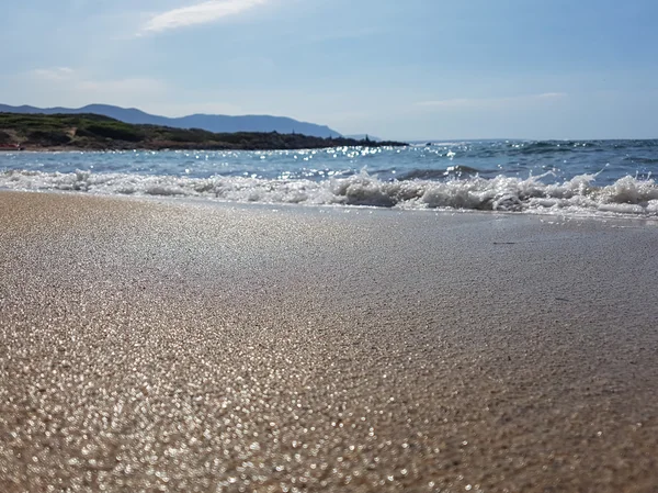 Hermoso mar, olas y arena. Mar tierno. Vacaciones de verano en sí —  Fotos de Stock