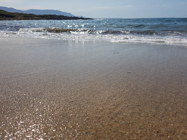 Hermoso mar, olas y arena. Mar tierno. Vacaciones de verano en sí —  Fotos de Stock