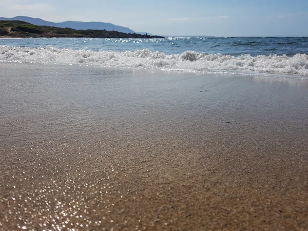 Mar bonito, ondas e areia. Mar macio. Férias de verão em se — Fotografia de Stock