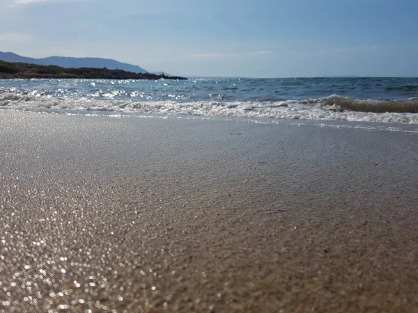 Hermoso mar, olas y arena. Mar tierno. Vacaciones de verano en sí —  Fotos de Stock