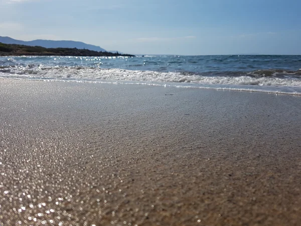 Vackra havet, vågorna och sand. Tender havet. Sommarlov på se — Stockfoto
