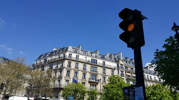 PARÍS, FRANCIA - 25 DE ABRIL: Magníficas calles de París Francia en —  Fotos de Stock