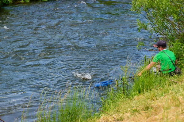 Fischer fischen in einem Fluss rapide — Stockfoto