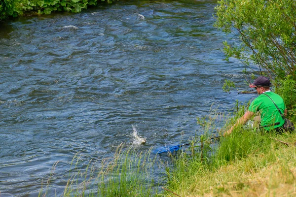 Pescador pescando en un río rápido — Foto de Stock