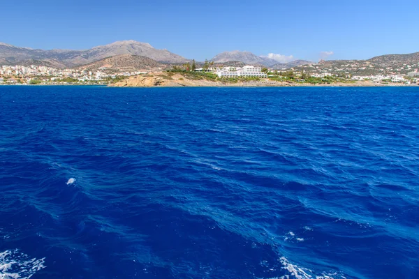 Belle vue sur la mer depuis le navire, la côte grecque — Photo