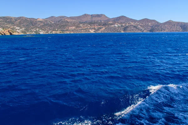 Hermosa vista del mar desde el barco, la costa griega — Foto de Stock