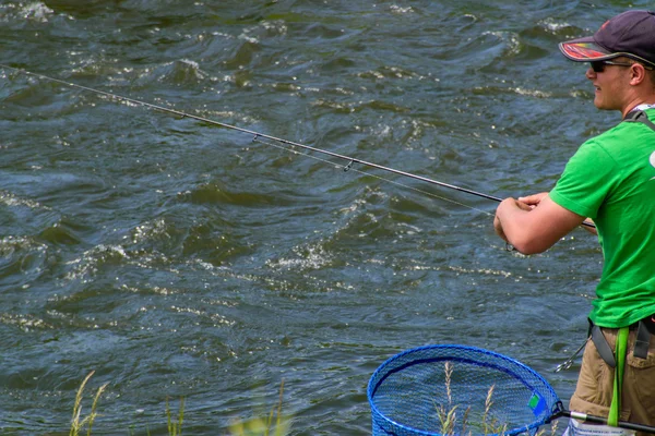 Pescador pescando en un río rápido — Foto de Stock