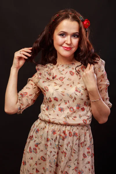 Ein Mädchen in einem kurzen Rock auf hellem Hintergrund. schöne junge Frau. schönes professionelles Make-up. — Stockfoto