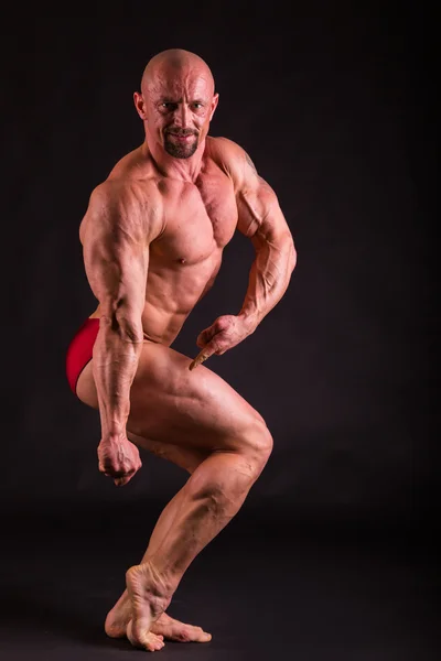 Grand bodybuilder sur noir — Photo