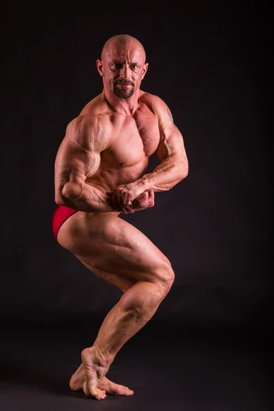 Stora bodybuilder på svart — Stockfoto