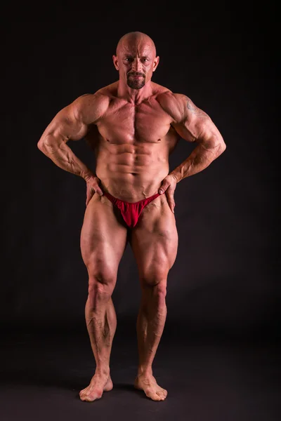 Grand bodybuilder sur noir — Photo