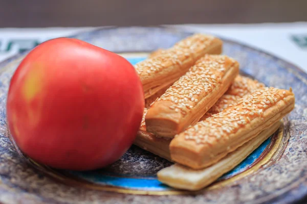 Печенье с кунжутом и яблоком на тарелке — стоковое фото