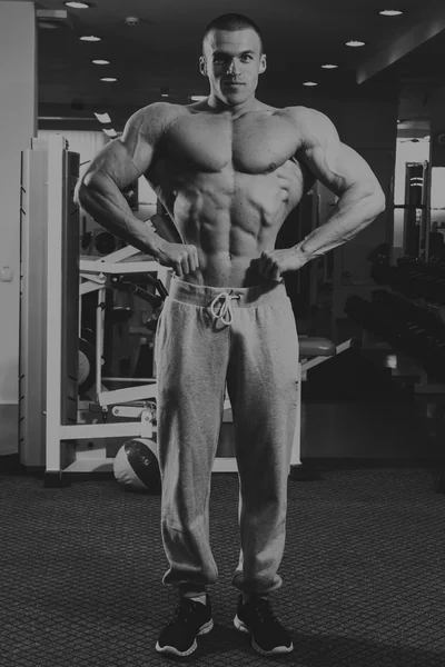 Un hombre entrenado en un gimnasio —  Fotos de Stock