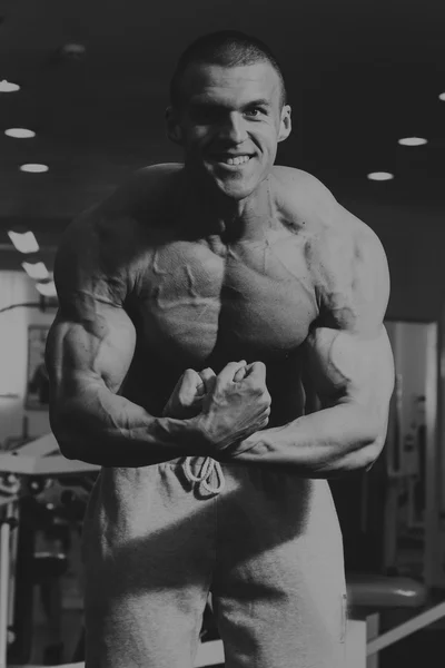 Un hombre entrenado en un gimnasio —  Fotos de Stock